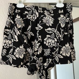 Black floral loose shorts size medium